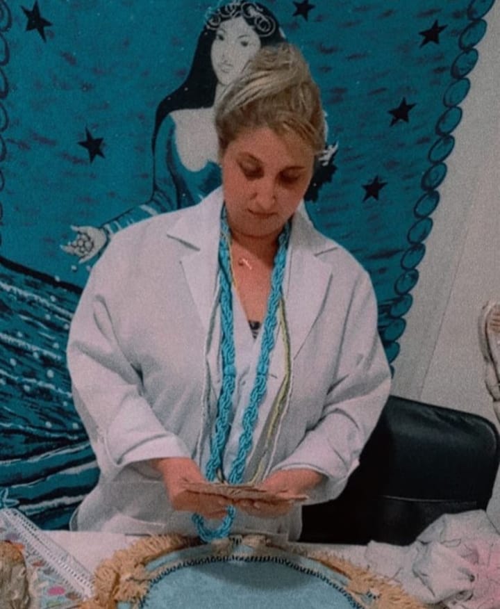 Mãe Francisca de Ogum durante atendimento espiritual