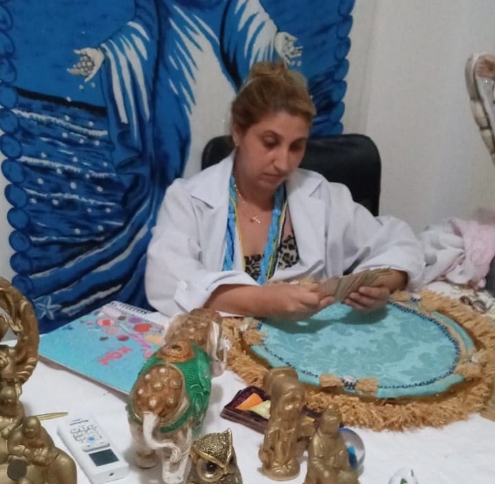 Mãe Francisca realizando leitura de cartas